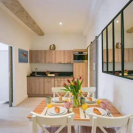 شقة Vieux Murs - Brand New Flat For 4, Ac, Wifi Center Old